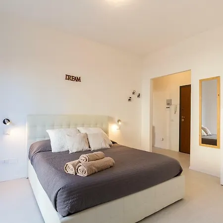 Alessia's Flat- M3 Corvetto Апартаменты *